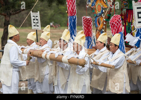 Gyeonggi-do, Corée du Sud - 22 Avril 2016 : Hommages, de Corée du Sud manifestations traditionnelles pour la personne décédée Banque D'Images