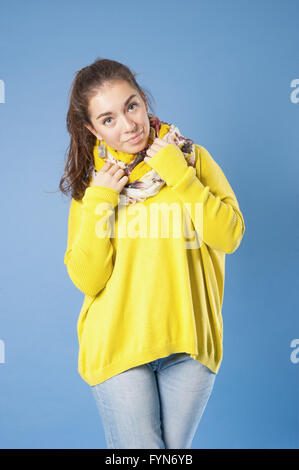 Fille de Jean, un maillot jaune et un foulard. Banque D'Images