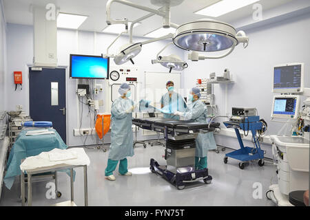 Se préparer à une chirurgie dans un bloc opératoire dans un hôpital au Royaume-Uni. Banque D'Images