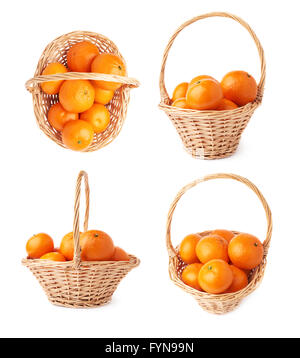 Panier en osier rempli de plusieurs frais mûrs juteux tangerines, isolé sur la composition fond blanc Banque D'Images