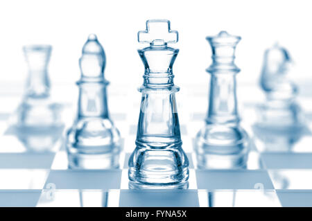 D'échecs en verre transparent isolated on white Banque D'Images