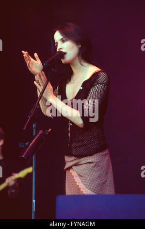 Andrea Corr jouait avec le Corr's au festival de Glastonbury 1999, Somerset, Angleterre, Royaume-Uni. Banque D'Images