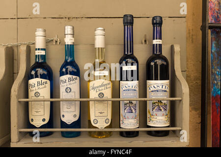 Pastis et bouteilles d'anis d'Antan sur l'affichage, Lourmarin, Vaucluse, Provence-Alpes-Côte d'Azur, France Banque D'Images