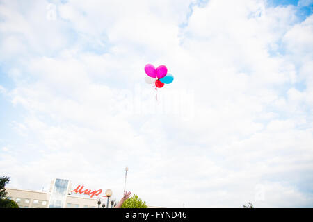 Bouquet de ballons colorés dans le ciel bleu Banque D'Images