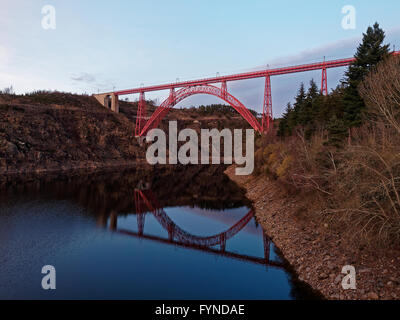 Le Viaduc de Garabit construit par Gustave Eiffel en 1884 Traversée de la gorge de la rivière Truyere dans la région du Massif Central, France Banque D'Images