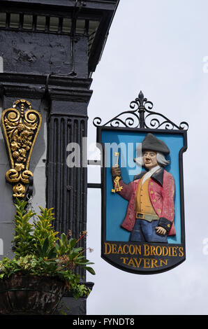 Hanging signe pour Deacon Brodie's Tavern sur Lawnmarket sur le Royal Mile, la vieille ville, Edinburgh, Scotland UK Banque D'Images