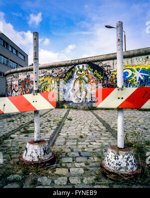 Août 1986, les graffitis du mur de Berlin, la voie de tramway se terminant dans le mur, bollards, côté ouest de Berlin, Allemagne, Europe, Banque D'Images