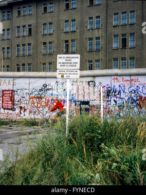 Août 1986, les graffitis du mur de Berlin, avertissement de fin de secteur américain, des cyclistes, Berlin est, Berlin Ouest, l'Allemagne, l'Europe, Banque D'Images