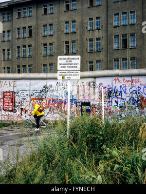 Août 1986, les graffitis du mur de Berlin, avertissement de fin de secteur américain, des cyclistes, Berlin est, Berlin Ouest, l'Allemagne, l'Europe, Banque D'Images