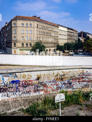 Août 1986, Mur de Berlin, avertissement de fin de secteur français, la mort, la bande de la rue Bernauer Strasse, Mariage, côté ouest de Berlin , Allemagne, Europe, Banque D'Images