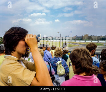Août 1986, la Potsdamer Platz de plate-forme d'observation, les gens à plus de mur de Berlin à la Leipziger Platz, Berlin Ouest, l'Allemagne, l'Europe, Banque D'Images