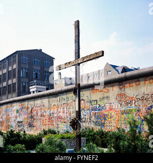 Août 1986, Peter Fechter Memorial avec croix, les graffitis sur le mur de Berlin, Kreuzberg, rue Zimmerstrasse, côté ouest de Berlin, Allemagne, Europe, Banque D'Images