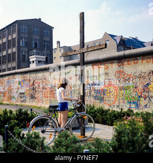 Août 1986, jeune femme à vélo, Peter Fechter memorial, graffitis sur mur de Berlin, Kreuzberg, rue Zimmerstrasse, l'ouest de Berlin, Allemagne, Europe, Banque D'Images