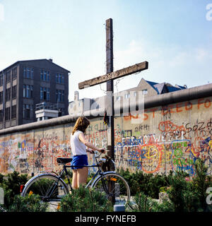 Août 1986, jeune femme à vélo, Peter Fechter memorial, graffitis sur mur de Berlin, Kreuzberg, rue Zimmerstrasse, l'ouest de Berlin, Allemagne, Europe, Banque D'Images