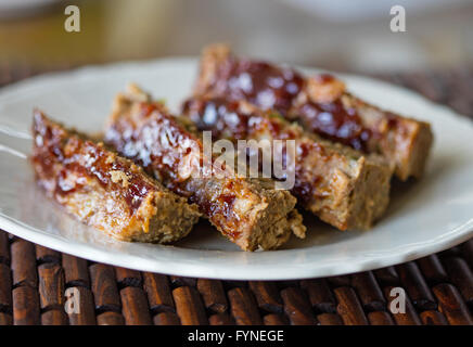 Assiette de tranches de pain fait maison avec la sauce barbecue topping Banque D'Images