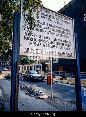 Août 1986, l'entrée du secteur américain panneau d'avertissement à l'Allied Checkpoint Charlie, la rue Friedrichstrasse, Kreuzberg, Berlin Ouest, l'Allemagne, l'Europe, Banque D'Images