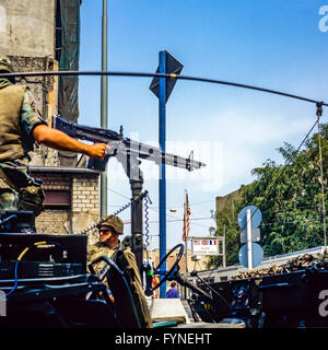 Août 1986, Berlin, mur de l'armée américaine patrouillent à Allied Checkpoint Charlie, la rue Friedrichstrasse, Kreuzberg, Berlin Ouest, l'Allemagne, l'Europe, Banque D'Images