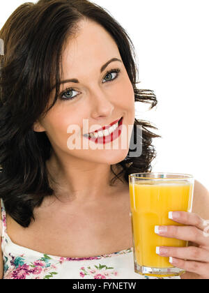 Confiant sain heureux jeune femme à boire le jus d'orange frais de petit déjeuner, isolé contre l'arrière-plan blanc, With Clipping Path Banque D'Images