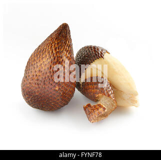 Close Up Portrait of Salak fruits de palmiers exotiques sur fond blanc - L'un des fruits non pelés avec Brown peau écailleuse et l'autre partie Banque D'Images