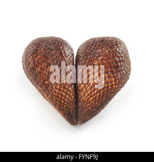 Close Up Portrait of Salak Fruits Exotiques Palm avec Brown peau écailleuse disposées en forme de coeur sur fond blanc avec Spa de copie Banque D'Images