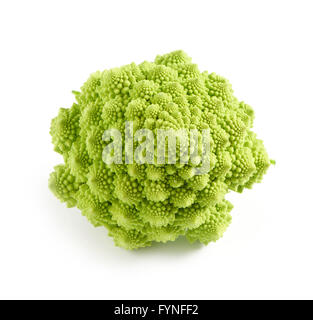 Le brocoli Romanesco vert frais entier sur blanc vu du dessus montrant la structure de la fleur Banque D'Images