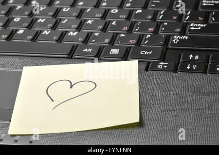 Clavier de l'ordinateur avec coeur sur sticky note Banque D'Images