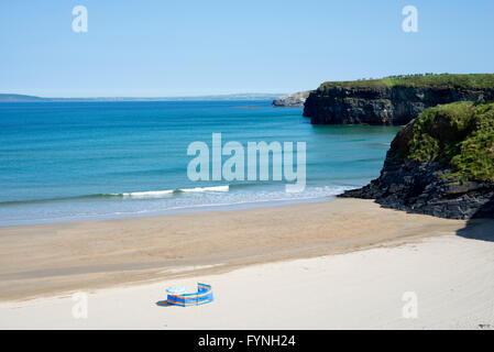 Coupe-vent solitaire sur la plage de sable dans le comté de Kerry ballybunion Irlande Banque D'Images