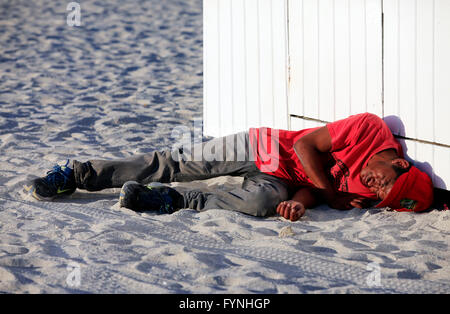 Miami Beach, USA - 5 mai 2013 : sans-abri dormir ivrogne allongé sur la plage à Miami Banque D'Images