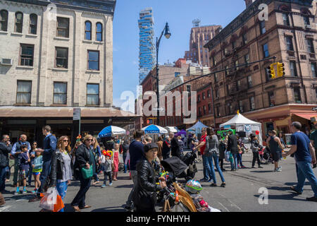 Le gratte-ciel condo à 56 Leonard Street plane sur des bâtiments plus anciens à Tribeca, à New York, le Samedi, Avril 23, 2016. Conçu par Herzog & de Meuron le condo est 820 pieds de haut avec 145 appartements, de nombreux déjà en contrat. (© Richard B. Levine) Banque D'Images