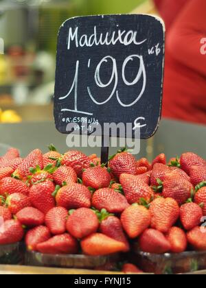 Rouge lumineux de fraises fraîches sur le marché vente à Barcelone, Espagne Banque D'Images