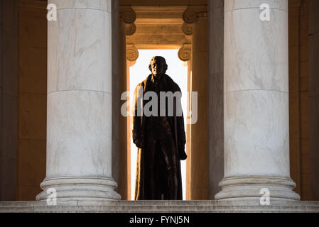 WASHINGTON, D.C. (États-Unis) — la statue de bronze de 19 pieds de Thomas Jefferson se tient bien en vue à l'intérieur de la rotonde du Jefferson Memorial à Washington, D.C. sculptée par Rudulph Evans, cette figure imposante du troisième président américain est entourée d'extraits de la Déclaration d'indépendance et d'autres écrits de Jefferson. Banque D'Images