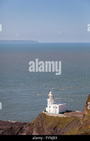 Hartland Point Lighthouse dans le Nord du Devon un jour ensoleillé Banque D'Images