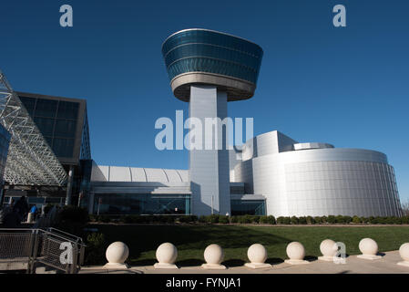 CHANTILLY, Virginie, États-Unis — la tour d'observation Donald D. Engen du Steven F. Udvar-Hazy Center s'élève au-dessus du complexe du musée. Cette tour offre une vue panoramique sur les environs, y compris les expositions aéronautiques du Centre et les pistes adjacentes de l'aéroport international de Dulles. Banque D'Images