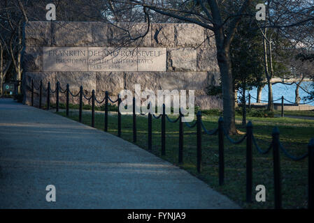 WASHINGTON DC, États-Unis — Panneau d'entrée en pierre à l'extrémité sud du FDR Memorial à Washington DC. Le Franklin Delano Roosevelt Memorial est un monument tentaculaire de plus de 7,5 hectares dans le West Potomac Park de la capitale. Le mémorial, consacré en 1997, rend hommage au Président des États-Unis de 32nd, FDR, et à son influence durable sur l'histoire américaine. Banque D'Images