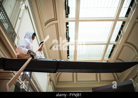 Musée national d'histoire naturelle exposition de kayak Inuit Washington DC // WASHINGTON DC — Une exposition au plafond dans le Sant Ocean Hall du Musée national d'histoire naturelle Smithsonian représente un chasseur inuit dans un kayak traditionnel à la poursuite d'une baleine noire de l'Atlantique Nord. L’exposition démontre les pratiques traditionnelles de chasse à la baleine arctique en utilisant des détails historiquement exacts de la construction du kayak et des techniques de chasse. Le Sant Ocean Hall, inauguré en 2008, est le plus grand espace d'exposition du musée consacré aux écosystèmes marins et aux sciences océaniques. Cette installation permanente HE Banque D'Images