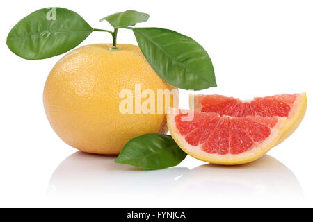 Fruits Pamplemousse Tranches tranche avec des feuilles isolées sur fond blanc Banque D'Images