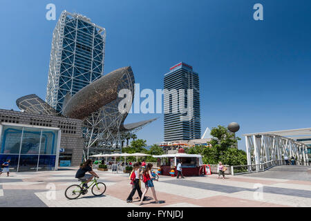 Platja de la Barceloneta, Hôtels Arts sculpture , Frank Gehry PASSEIG MARITIM , Promenade, les gens Banque D'Images