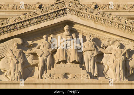 WASHINGTON, D.C. (États-Unis) — détail du fronton sculptural ornant le bâtiment des Archives nationales sur Constitution Avenue. Cette structure néoclassique, ouverte en 1935, abrite la Rotonde pour les Chartes de la liberté, où sont exposées la Constitution des États-Unis, la Déclaration d'indépendance et la Déclaration des droits. Banque D'Images