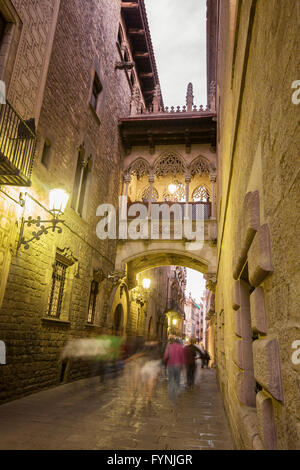 Le pont sur la Carrer del Bisbe dans le Barri Gotic, Barcelone, Espagne Banque D'Images