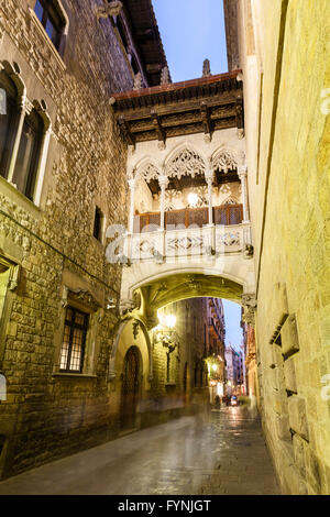 Le pont sur la Carrer del Bisbe dans le Barri Gotic, Barcelone, Espagne Banque D'Images