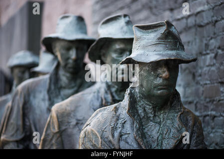 WASHINGTON DC, États-Unis — statues d'hommes formant une ligne, représentant la vie pendant la Grande Dépression, au FDR Memorial à Washington DC. Le Franklin Delano Roosevelt Memorial est un monument tentaculaire de plus de 7,5 hectares dans le West Potomac Park de la capitale. Le mémorial, consacré en 1997, rend hommage au Président des États-Unis de 32nd, FDR, et à son influence durable sur l'histoire américaine. Banque D'Images