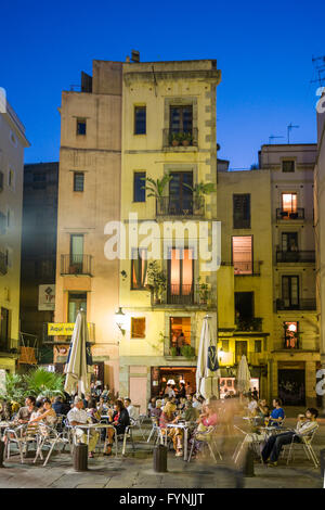 La Ribera, Plaza de Santa Maria, ses cafés de rue le soir, Barcelone Banque D'Images