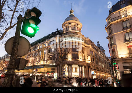 Paris France Printemps department store à gauche Bd Hausmann à la tombée de la Galerie Lafayette Banque D'Images