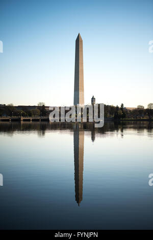 Le Washington Monument, debout au cœur de la National Mall, se reflète sur les eaux calmes de la proximité du bassin de marée dans la région de Washington DC. Banque D'Images