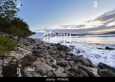 Un endroit isolé et Rocky beach au coucher du soleil à Esperanza (sur l'île de Vieques à Porto Rico) Banque D'Images