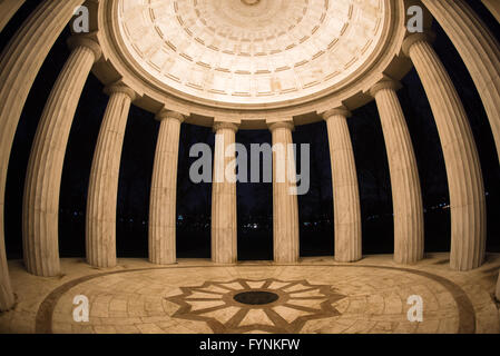 WASHINGTON DC, États-Unis — vue intérieure du plafond et des colonnes du monument commémoratif de la guerre du district de Columbia la nuit sur le National Mall. Le mémorial circulaire, achevé en 1931, présente une construction en marbre du Vermont avec douze colonnes doriques soutenant le dôme illuminé. Cette perspective grand angle met en valeur les détails architecturaux classiques de la structure intérieure du mémorial. Banque D'Images