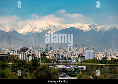 Vue sur l'horizon de Téhéran, Iran, et les montagnes de l'Alborz Tabiat passerelle pour piétons. Banque D'Images