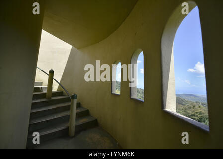 En colimaçon dans la tour d'observation Yokahu à Porto Rico's El Yunque rainforest Banque D'Images