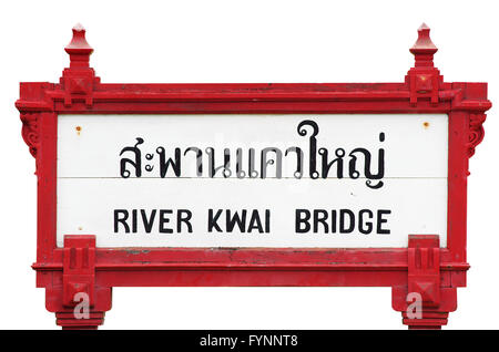 Pont de la rivière Kwai signe à la gare voisine, Kanchanaburi, Thaïlande. Image isolée. Banque D'Images