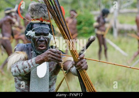 WAMENA, Papouasie, INDONÉSIE - 14 novembre, Yali : Mabel, le chef de tribu Dani danse de combat traditionnelle sur novembre, Banque D'Images